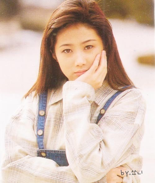 Shim Eun Ha sinh năm 1972, từng được mệnh danh là bảo bối sắc đẹp màn ảnh Hàn Quốc. Cô tham gia không nhiều phim nhưng tất cả đều thành công vang dội khi phát sóng. Khán giả đến giờ vẫn nhớ đến Cú nhảy cuối cùng, Giáng sinh tháng 8 - loạt phim làm nên thành công của phim Hàn tại thị trường châu Á. Nữ diễn viên Lee Young Ae từng được ví là “tiểu Shim Eun Ha”, như một sự so sánh với đàn chị trong nghề.