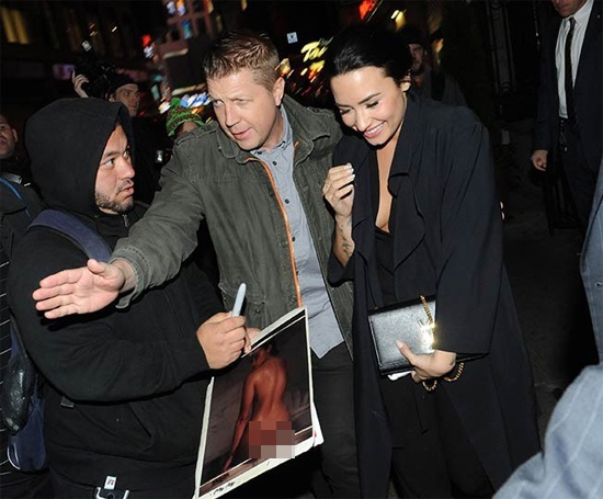 Demi Lovato được fan nam xin chữ ký vào ảnh nude.