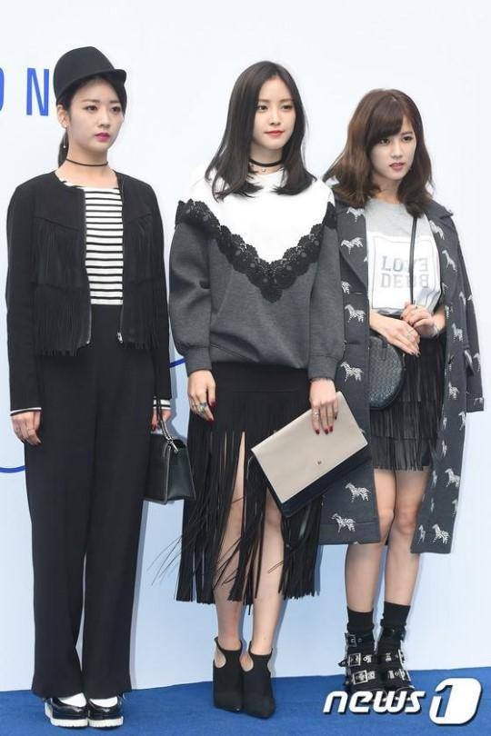 Na Eun đến dự sự kiện cùng 2 thành viên Bomi và Cho Rong.