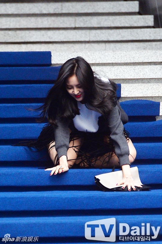 Cô ca sĩ trẻ đỏ bừng mặt vì bị ngã.