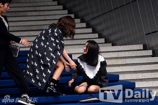 Nụ cười tươi của Son Na Eun khi gặp sự cố. Cô được đồng nghiệp trong cùng nhóm đỡ dậy.