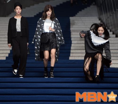 Tối 18/10, Son Na Eun (A Pink) tham dự sự kiện Tuần lễ thời trang Seoul (Hàn Quốc) 2016. Khi di chuyển ở khu vực cầu thang, cô bước hụt chân và ngã sõng soài.