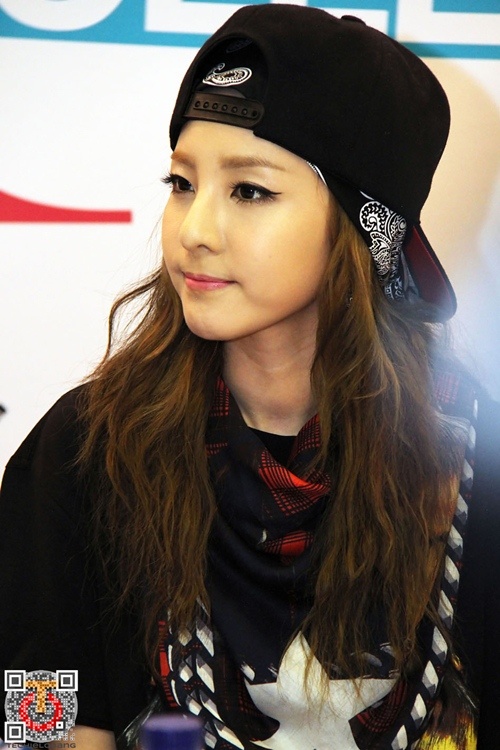 “Cô nàng không tuổi” Dara đã chứng minh cho việc chăm sóc da là vô cùng cần thiết. Ngay cả khi ở độ tuổi 31 thì dường như không hề xuất hiện dấu hiệu lão hóa nào trên gương mặt của cô. Bí quyết được Dara chia sẻ là việc sử dụng nước hoa hồng sau khi rửa mặt thường xuyên giúp da luôn mềm mại, không bị khô.