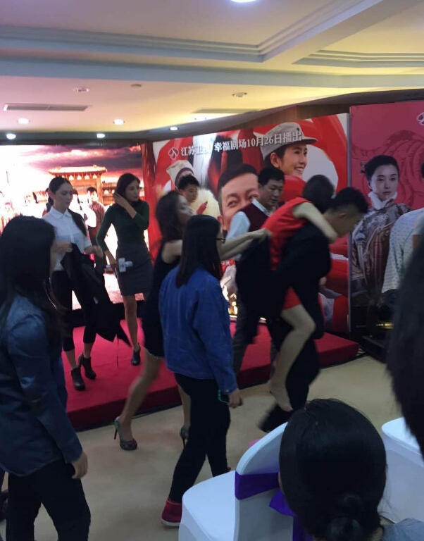 Hình ảnh Tiếu Nhân được đưa đi viện vội vàng là hồi chuông cảnh tỉnh cho quá trình làm việc quên giờ giấc của các diễn viên Trung Quốc. Những năm gần đây, không ít nghệ sĩ trẻ rơi vào tình trạng suy kiệt sức khỏe vì lịch trình dày đặc của ê-kíp.