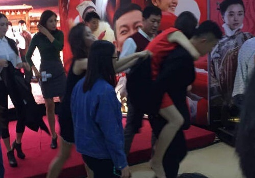 Nu dien vien Trung Quoc bi ngat giua su kien hinh anh