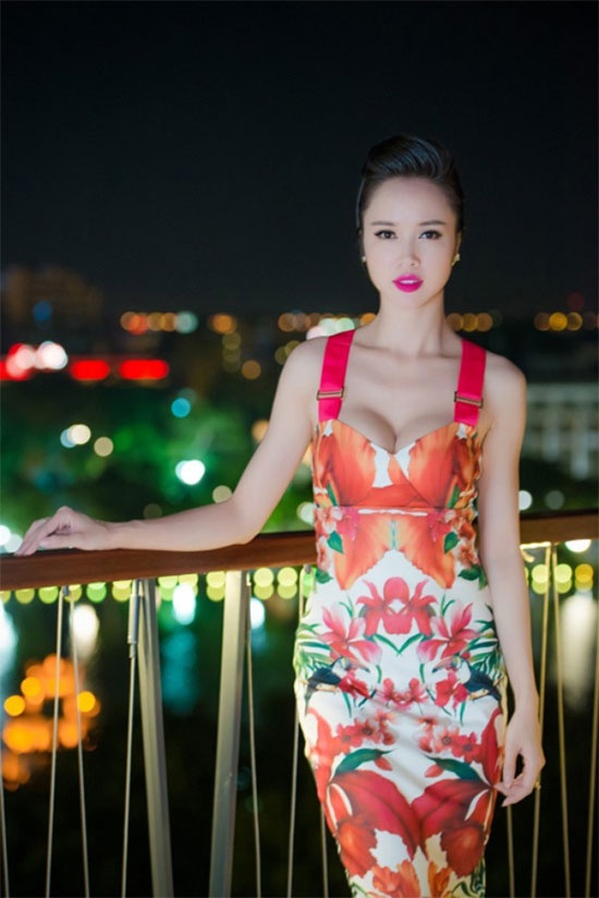 Vòng một đẩy lên quá đà khiến Ngọc Anh trở nên kém tinh tế trong  bộ đầm họa tiết sặc sỡ.