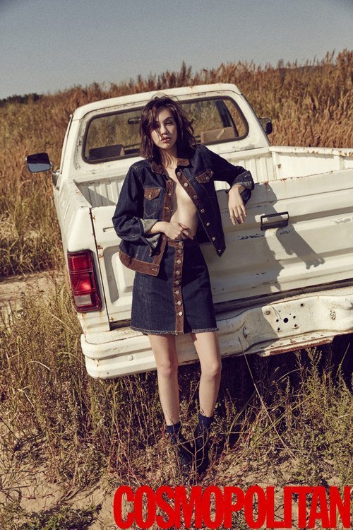 Ấn tượng hơn, chân dài “thả rông” vòng 1 trong chiếc áo khoác jeans và bỏ ngỏ cúc. 