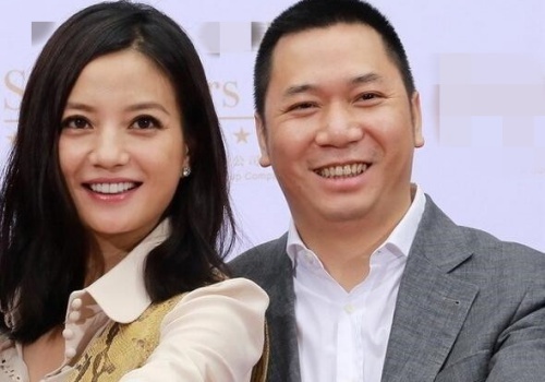 Chong Trieu Vy roi vong kien tung, bi yeu cau roi khoi nha hinh anh