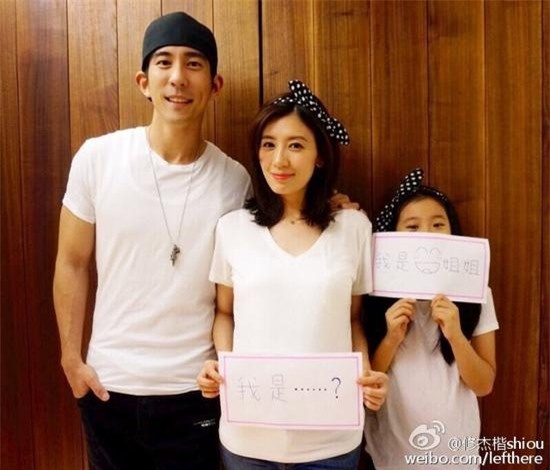 Giả Tịnh Văn và Tu Kiệt Khải bên con gái riêng của cô.