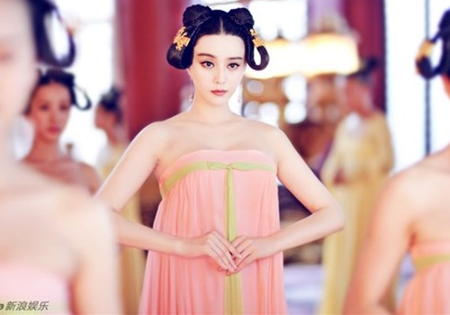 My nhan Hoa ngu goi cam kho cuong trong phim co trang hinh anh