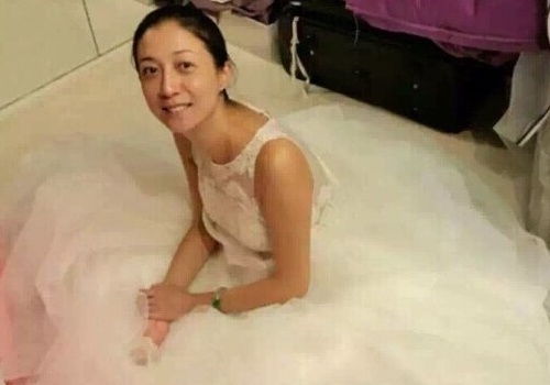 Tinh cu Thanh Long xot xa khi lan dau mac vay cuoi hinh anh