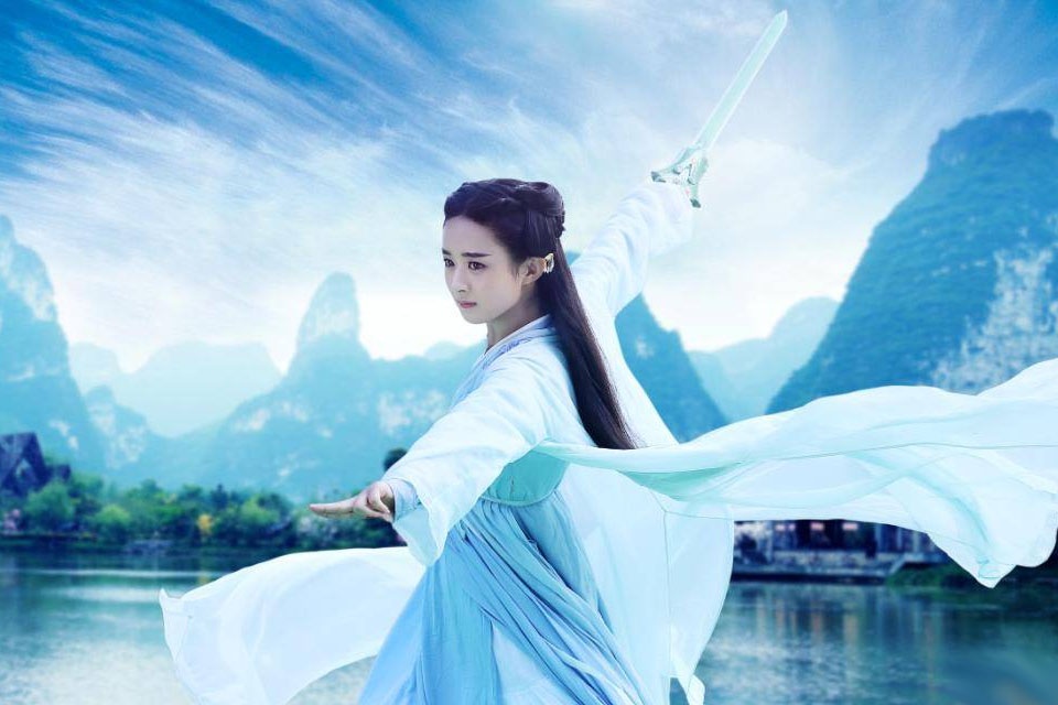 Năm 2015, nữ diễn viên lại tiếp tục tạo nên cơn sốt toàn châu Á với tác phẩm Hoa Thiên Cốt. Bên cạnh đó, loạt tác phẩm mới của cô như: Thực tập sinh, Thục Sơn Chiến Kỷ, Yên Chi, Tân sóng điện không bao giờ tắt… cũng là những bộ phim đáng để chờ đợi.