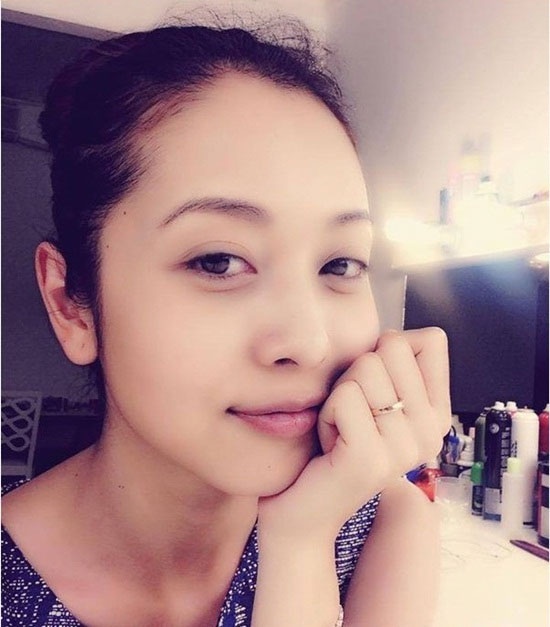 Phải thừa nhận rằng, nhan sắc của Jennifer Phạm chẳng khác gì gái đôi mươi. Khi để mặt mộc, Jennifer Phạm cũng thể hiện làn da mịn màng, tươi trẻ.
