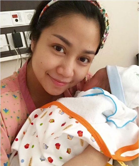 Dù đã có ba nhóc tỳ và công việc bận rộn nhưng Ốc Thanh Vân vẫn dành thời gian  chăm sóc cho làn da của mình. Chả vì thế mà khi để mặt mộc, công chúng phải khen ngợi