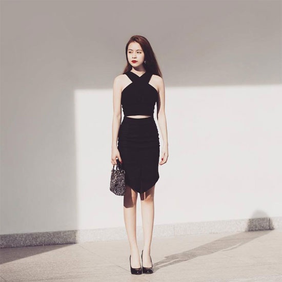 Những cô nàng vóc dáng mảnh dẻ và yêu thích phong cách gợi cảm thì đừng bỏ qua set đồ khoe eo thon, chân dài cùng bờ vai mềm mại như Hoàng Thùy Linh. Với trang phục đen này, bạn chỉ cần tô điểm cho gương mặt chút phấn nhẹ và son môi đỏ nồng nàn, bạn sẽ khiến chàng không thể rời mắt trong suốt buổi hẹn hò