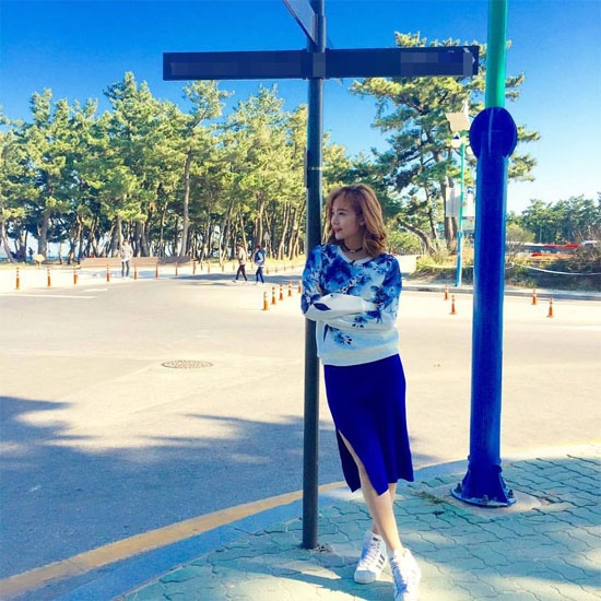 Minh Hằng ngày càng gây sốt với giới trẻ bởi phong cách thời trang cực chất. Bởi vậy, các set đồ của cô đáng để học hỏi khi đi chơi với bạn khác giới. Chân váy xanh cô ban, áo nỉ họa tiết và giày trắng tạo nên tổng thể sành điệu, thời thượng.