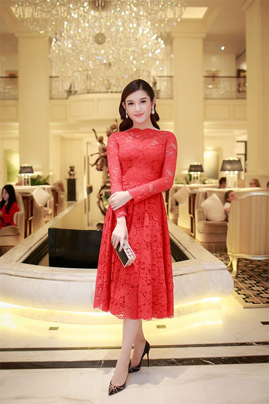 Vừa nóng bỏng lại quyến rũ đó là cách chọn lựa váy ren đỏ dài ngang bắp chân giống Á hậu Huyền My. Tuy nhiên, cô nàng thấp bé thì đừng nên chọn váy có điểm rơi dưới đầu gối, hãy kết thân với váy có điểm rơi trên đầu gối để tạo cái nhìn 