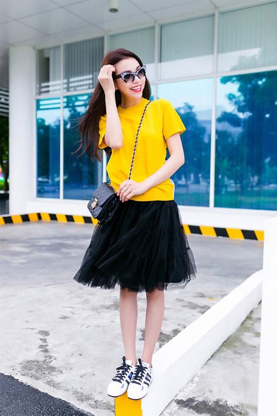 Trà Ngọc Hằng rạng rỡ và đáng yêu với style áo phông vàng đi cùng chân váy voan  đen. Hai gam màu đối lập sẽ làm chủ nhân càng nổi bật khi ra phố.