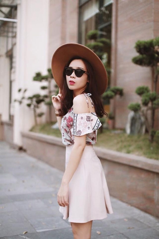 Nếu như không muốn khơi vẻ đẹp từ đôi chân nuột nà thì hãy khiến bạn gợi cảm hơn từ bờ vai với áo trễ họa tiết như 