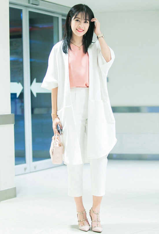 Set đồ của Chi Pu vừa phóng khoáng lại trẻ trung, cá tính.