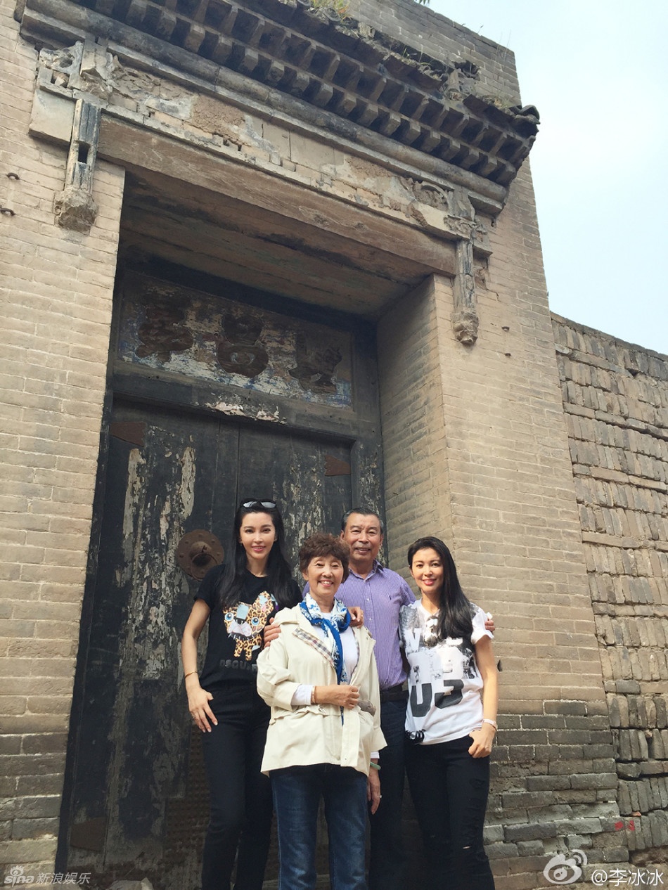 Ảnh gia đình chụp kế bên tòa nhà lâu đời của dòng họ. Lý Băng Băng thuộc dòng dõi trâm anh thế phiệt, các thế hệ trước của gia tộc họ Lý đều là quan lớn ở địa phương. Tòa nhà năm xưa của gia đình hoành tráng như  phủ hầu.