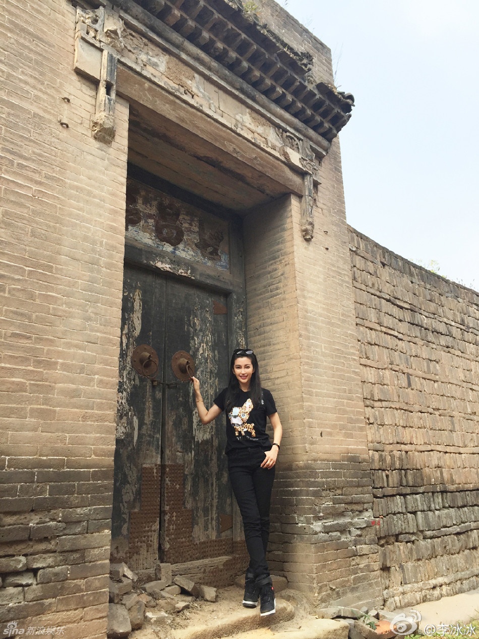 Lý Băng Băng hiếm khi chia sẻ về đời sống gia đình. Cô chỉ tiết lộ cha mẹ hoạt động lâu năm trong ngành nghệ thuật. 