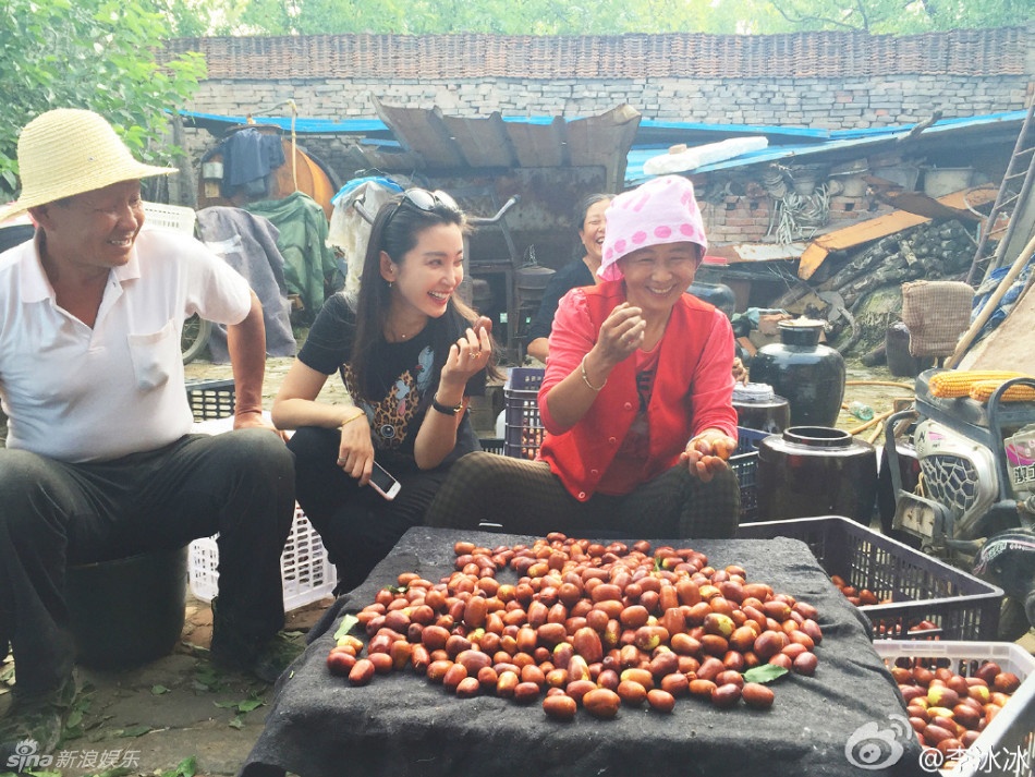 Cô tranh thủ trò chuyện với những người dân trong làng.