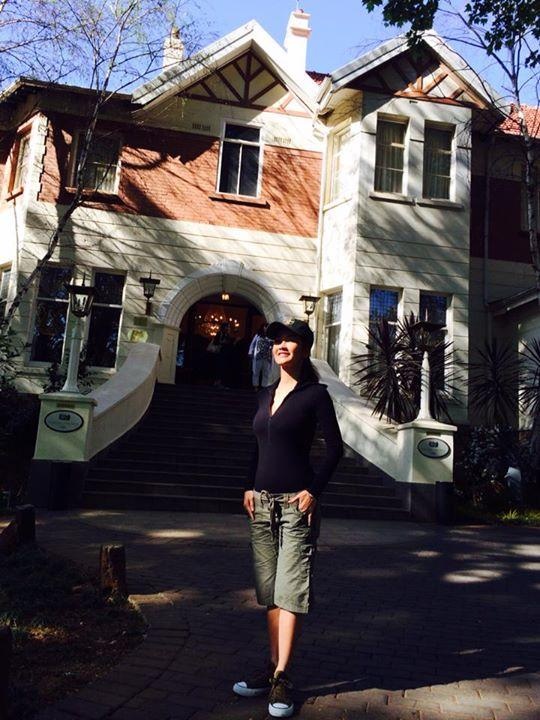 Nữ diva trẻ trung với quần short và áo thun dài tay theo phong cách quân đội. Tuy phối đồ với màu sắc trung tính nhưng với item theo phong cách thể thao nữ ca sĩ trông vẫn trẻ ra cả chục tuổi.