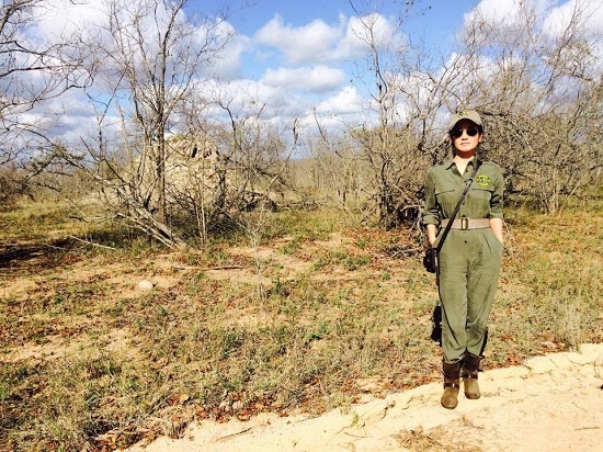 Có vẻ nàng Bống khá bồ kết phong cách quân đội khi diện cả cây màu xanh bộ đội. Cô còn khéo léo mix kèm thắt lưng to bản để tạo điểm nhấn vùng eo và boot cao cổ ton-sur-ton với thắt lưng.