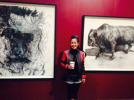 Style trẻ hóa đến khó tin của Bống nhỏ với tóc tết sam hai bên và chiếc áo da họa tiết lạ mắt với 2 màu nổi bật là đen và đỏ.Hồng Nhung còn diện cả quần short denim và legging bên trong điều này khiến tổng thể trang phục có phần rối mắt và cũng không hợp với nữ ca sĩ.