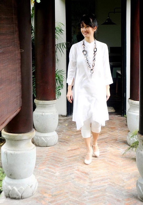 Hồng Nhung khá thích phong cách đồng quê nhẹ nhàng, có phần khác biệt. Ở nhà cô thoải mái trong set đồ trắng tinh với áo dáng dài và quần legging và không quên đeo thêm chiếc vòng cổ to bản làm điểm nhấn cho trang phục.