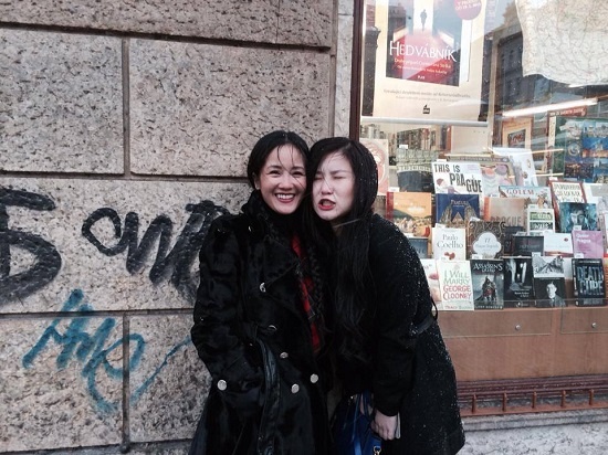 Bên trời Tây, Hồng Nhung ăn vận giản dị với chiếc áo khoác lông thú dáng oversize với chi tiết nhấn nhá bằng những chiếc nút kim loại.