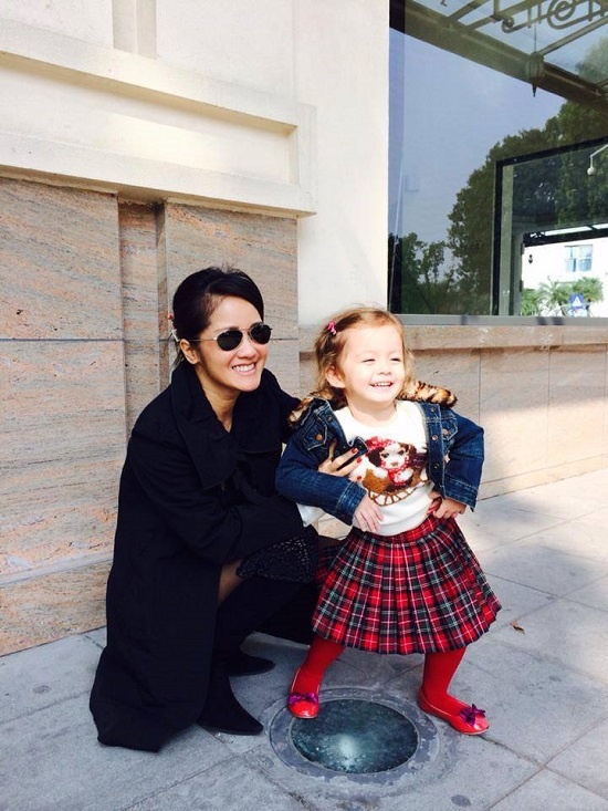 Nữ ca sĩ cũng vô cùng nhanh nhạy khi cập nhật mốt giấu quần với áo khoác dáng dài và boot cao đến đầu gối. Cách mix này của cô nhận được nhiều lời khen vì vừa sành điệu lại phù hợp với dáng người.