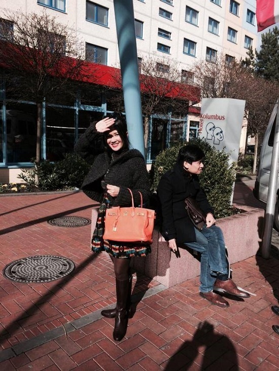 Lại một set đồ trẻ trung đến khó tin của Diva hàng đầu Việt Nam. Cô mix chiếc minidress với họa tiết thổ cẩm độc đáo cùng chiếc áo khoác len to bản bên ngoài, đi kèm là boot và túi xách hàng hiệu. Tổng thể bộ trang phục trông khá rườm rà và có phần không ăn nhập với nhau.