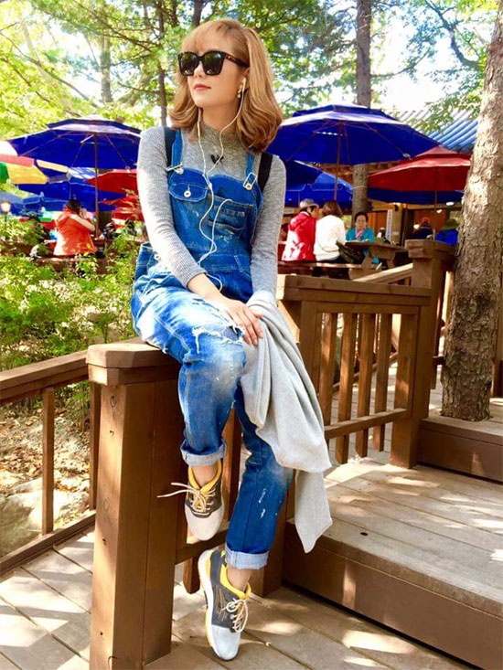 Trong thời gian ở Hàn Quốc gần đây, Minh Hằng thường xuyên thay đổi gu thời trang để hình ảnh luôn mới mẻ. Một set đồ mà cô không thể bỏ qua đó là quần yếm kết hợp áo thun xám, giày sneaker, ba lô cực trẻ trung.