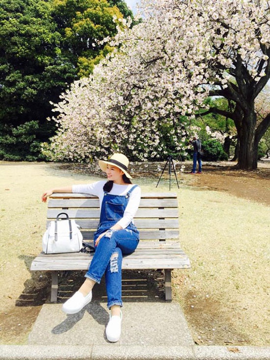 Lã Thanh Huyền phối quần yếm rách màu xanh và áo phông trắng, phụ kiện trắng đồng điệu.