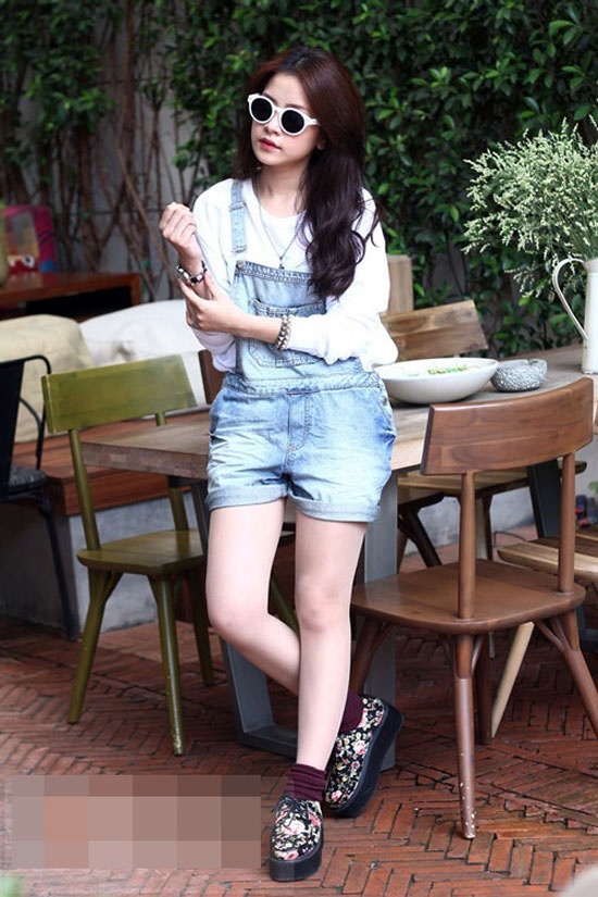 Chi Pu mang nét đẹp và gu thời trang ấn tượng, khó có thể nhầm lẫn. Cô kết hợp quần yếm và áo phông trắng, giày họa tiết hầm hố khoe vẻ đẹp căng tràn sức sống.