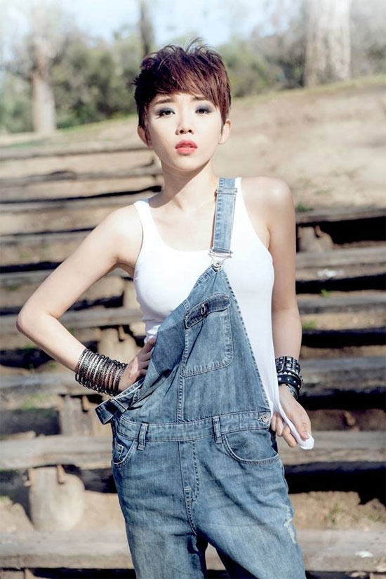 Ngay cả với quần yếm, nữ ca sĩ Tóc Tiên cũng rất thông minh mix phong phú cùng áo crop top, áo dây, áo tank top để khoe vòng eo thon thả, vóc dáng gợi cảm.
