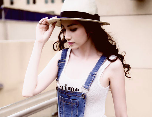 My nhan Viet tre nhu nu sinh nho mot quan yem hinh anh