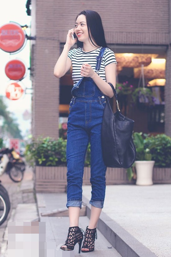 Vũ Hoàng Điệp ra phố với quần yếm xắn gấu và áo kẻ sọc đen trắng nổi bật.