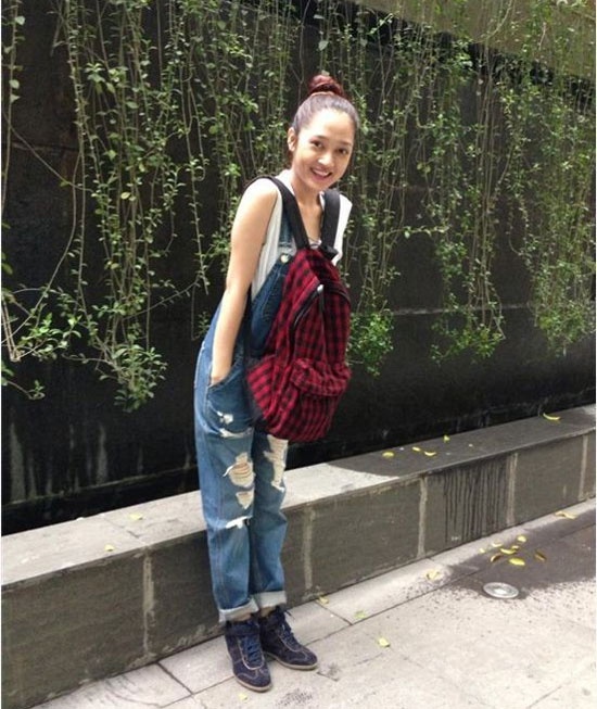 Bạn gái tuổi teen rất ưa chuộng cách phối quần yếm rách, áo ba lỗ giống như Bảo Anh.