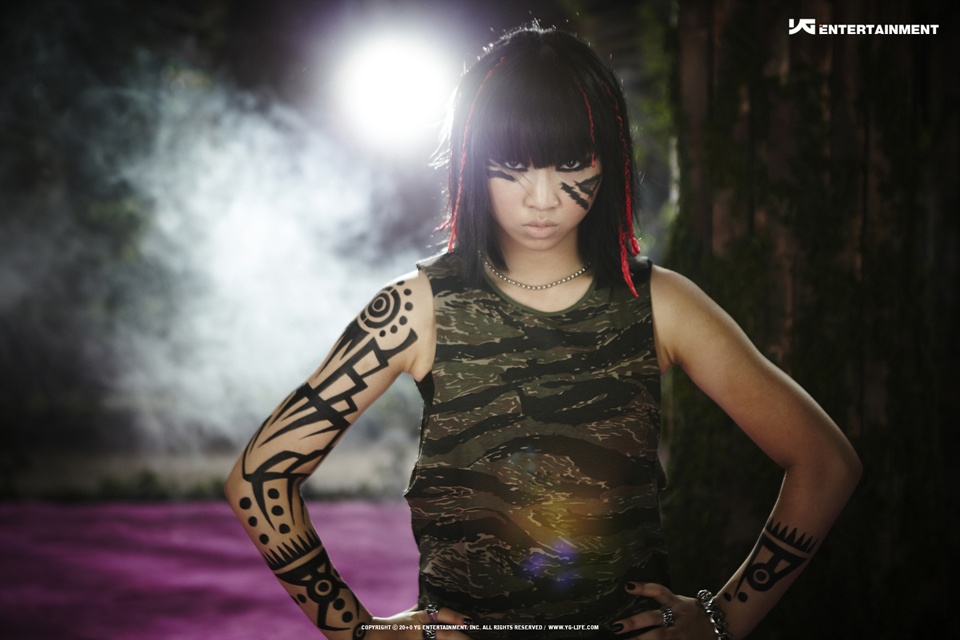  Minzy (2NE1): Em út của nhóm 2NE1 được ông chủ YG Entertainment phát hiện hết sức tình cơ qua một video trên mạng. Quá ấn tượng với khả năng nhảy đặc biệt của cô gái nhỏ, “bố” Yang đã mời cô đến tham gia buổi tuyển chọn thành viên mới.