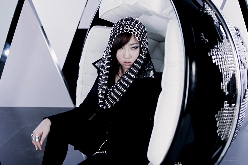 Đặc biệt, giọng hát của cô cũng thuộc hàng siêu khủng. Trên sân khấu, Minzy khiến khán giả thỏa mãn cả phần nghe lẫn phần nhìn.