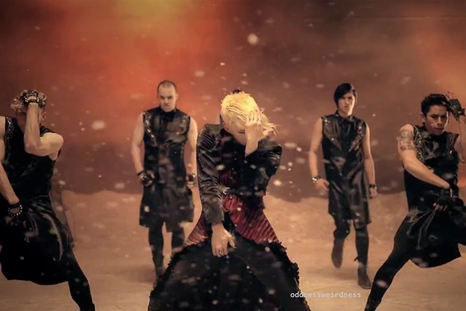 Nếu bạn không tin, hãy mở bất kỳ một MV nào của JYJ lên sẽ thấy.