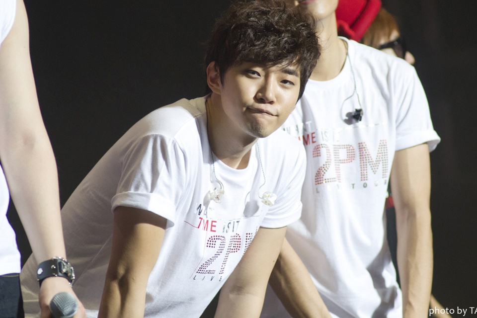  Junho (2PM): Junho kí hợp đồng với JYP Entertainment vào năm 2006, sau khi vượt hơn 6000 ứng cử viên để giành chiến thắng trong cuộc thi Superstar Survival.