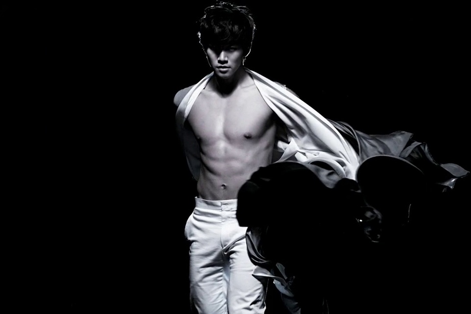  Với những màn trình diễn ấn tượng kết hợp giữa breakdance và nhào lộn đầy mạnh mẽ, Junho chứng tỏ mình là một nghệ sỹ hoàn hảo “tài sắc vẹn toàn”.