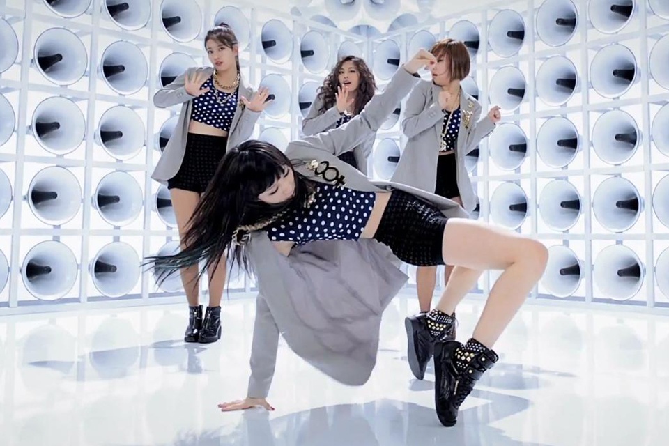 Jia giữ vai trò nhảy chính trong nhóm nhờ kinh nghiệm học tập tại quê nhà.