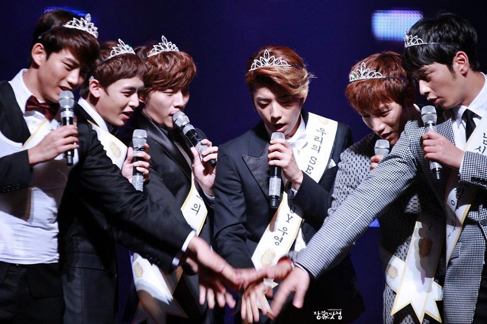 Các chàng trai 2PM có lẽ sẽ khiến mọi người hiểu nhầm rằng mình đang đi thi