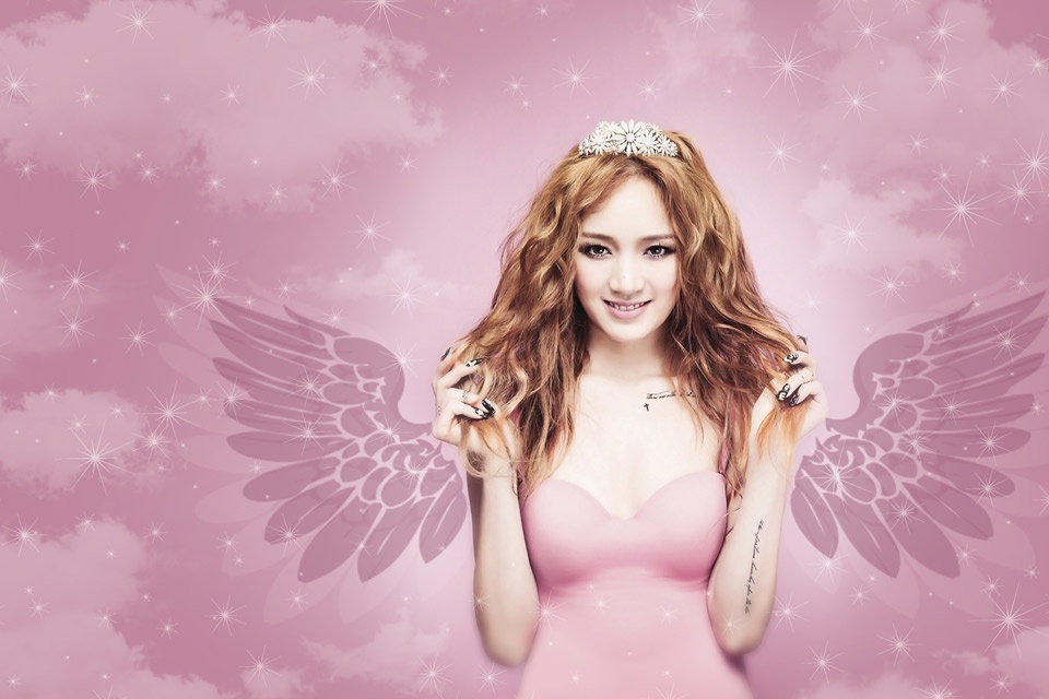 Jia (miss A) như thiên thần với mái tóc bồng bềnh, vương miện hình hoa và đôi cánh.