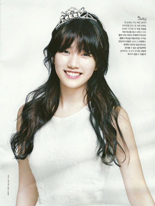 Trong khi SNSD, Hyomin mang phong cách nữ quyền thì Suzy lại xây dựng nên hình ảnh một cô công chúa trong sáng, thánh thiện với trang phục rắng, nụ cười rạng rỡ cùng chiếc vương miện đính đá.